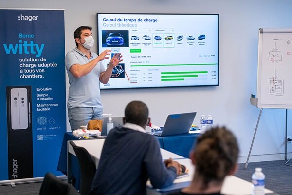 Hager explore, des formations certifiees et personnalisables avec nos experts