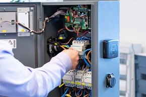 Illustration de la formation EMO037 de Hager explore, Assurez la maintenance des bornes de recharge