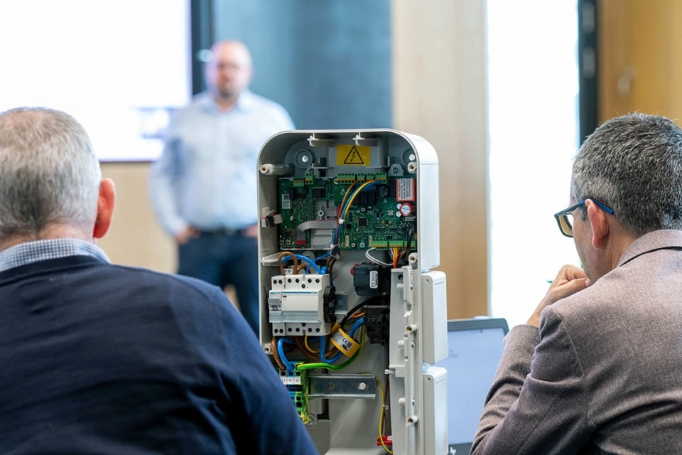 Formation à l’installation de bornes de charge pour voitures électriques selon la norme, avec attestation Label IRVE