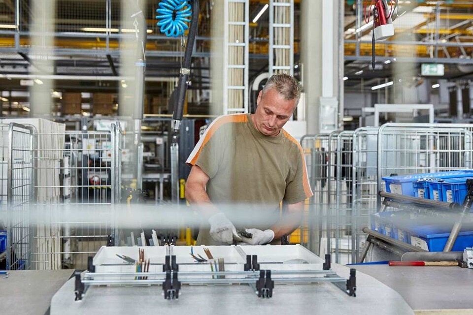 homme sur poste de montage usine Hager