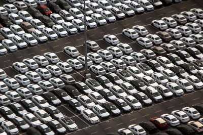 Flotte de véhicules sur un parking d'entreprise