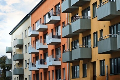 Façades de petites immeubles d'habitation avec balcons extérieurs