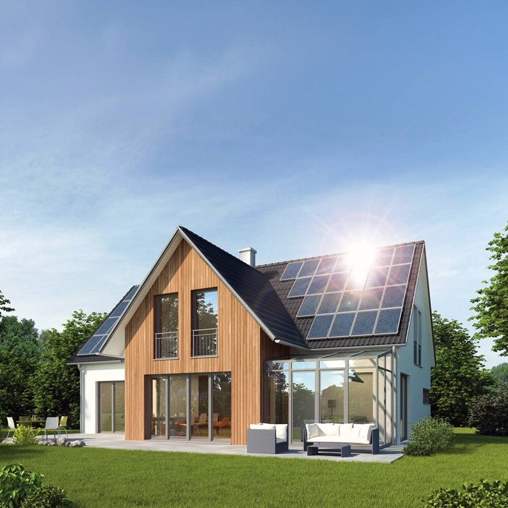 Maison équipée en panneaux photovoltaïque pour répondre à la norme RE2020