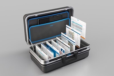 Valise ouverte illustrant la boîte à outils des logiciels, app et web-app Hager pour la distribution électrique tertiaire