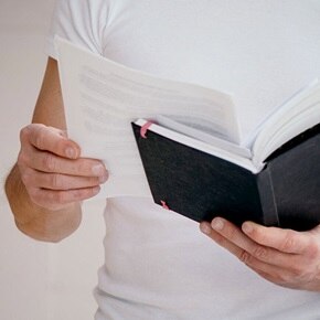 personne qui lit une notice Hager