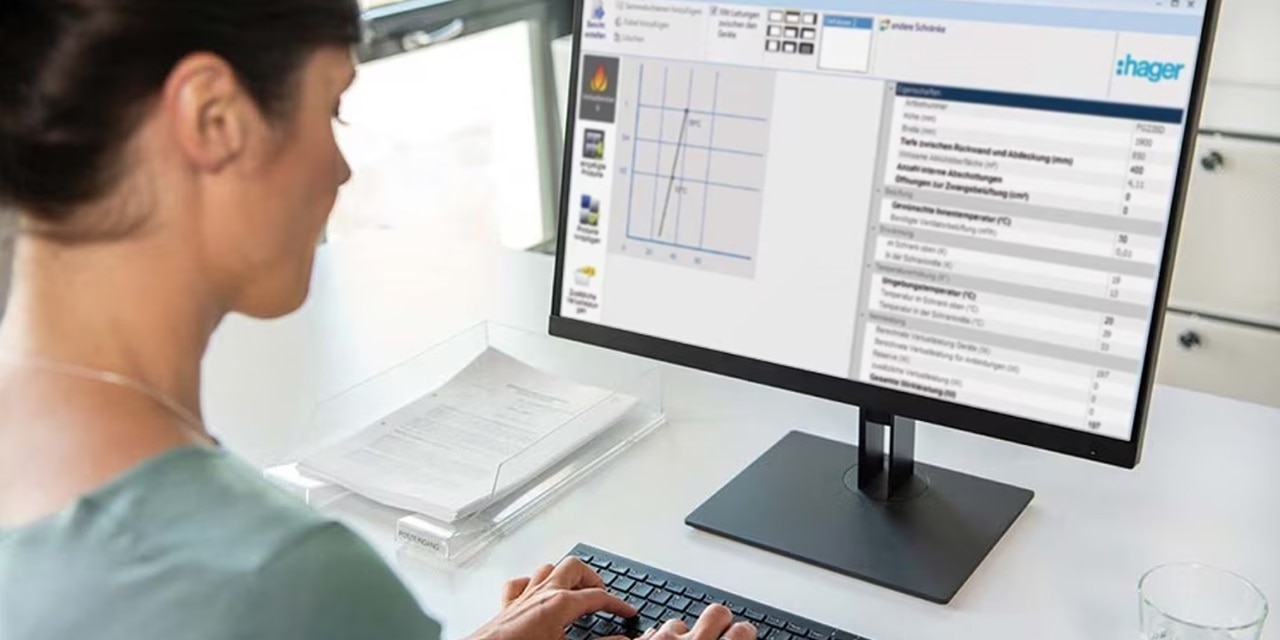 Femme qui utilise un outil de conception Hager sur un ordinateur