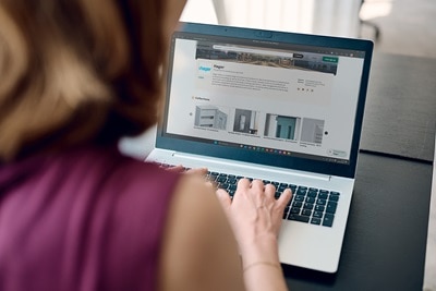 femme devant ordinateur portable utilisant les objets BIM (modelisation des donnees du batiment)