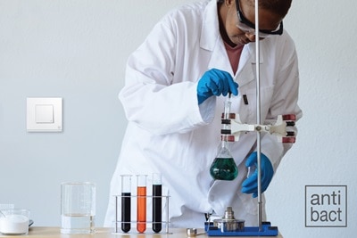 appareillage mural gallery antibactérien de Hager dans un laboratoire de chimie