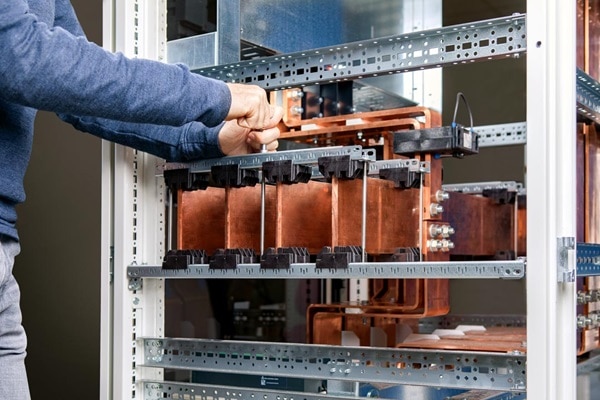 quadro evo de Hager, le nouveau tableau général basse tension pour adresser des projets jusqu'à 4000 A, des performances accrues