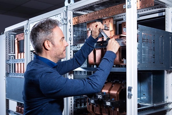 quadro evo de Hager, le nouveau tableau général basse tension pour adresser des projets jusqu'à 4000 A, une mise en œuvre faciitée