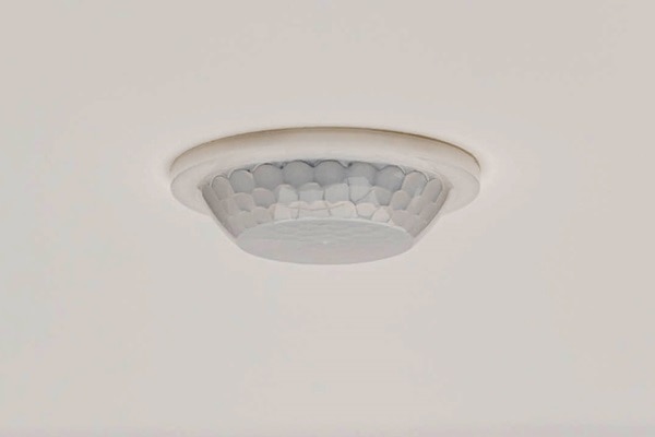 Hager renouvelle sa gamme de détecteurs design discret et astucieux pour un pilotage de l’éclairage plus performant