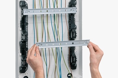 Rails DIN démontables individuellement grâce à 2 clips, coffret vega18 de Hager