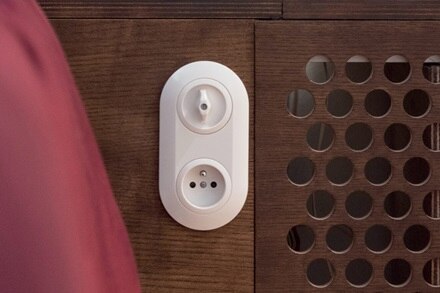 appareillage mural 1930 de Hager, plaque  2 postes interrupteur et prise alba