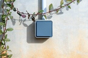 appareillage mural cubyko de Hager, boîte simple grise prise 2P+T associable Gris IP55 sur façade extérieure béton