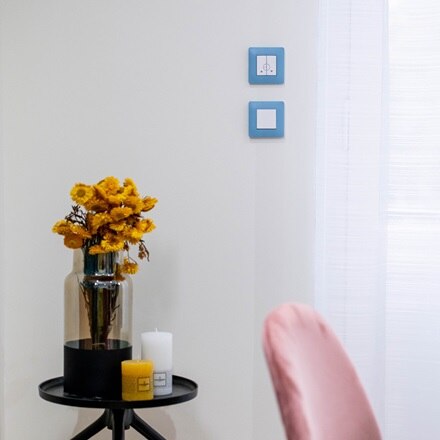 Appareillage mural essensya de Hager, finition riviera, fonctions va-et-vient et double poussoir pour volets roulants, dans salle à manger