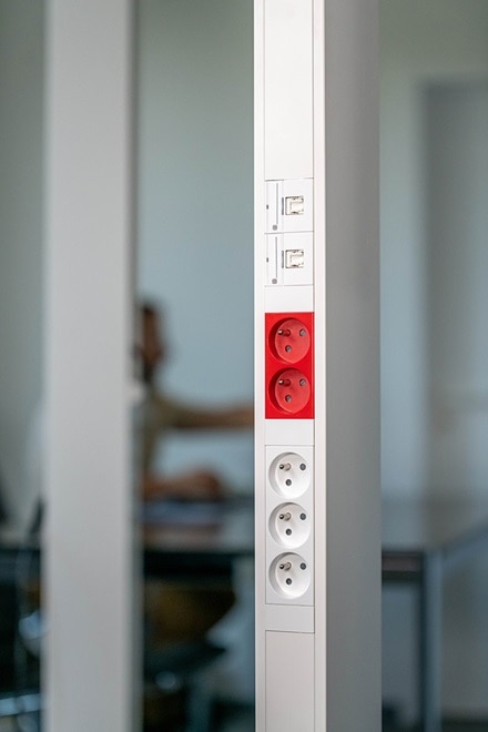 prises gallery spécial goulottes Hager, prises pour bureaux