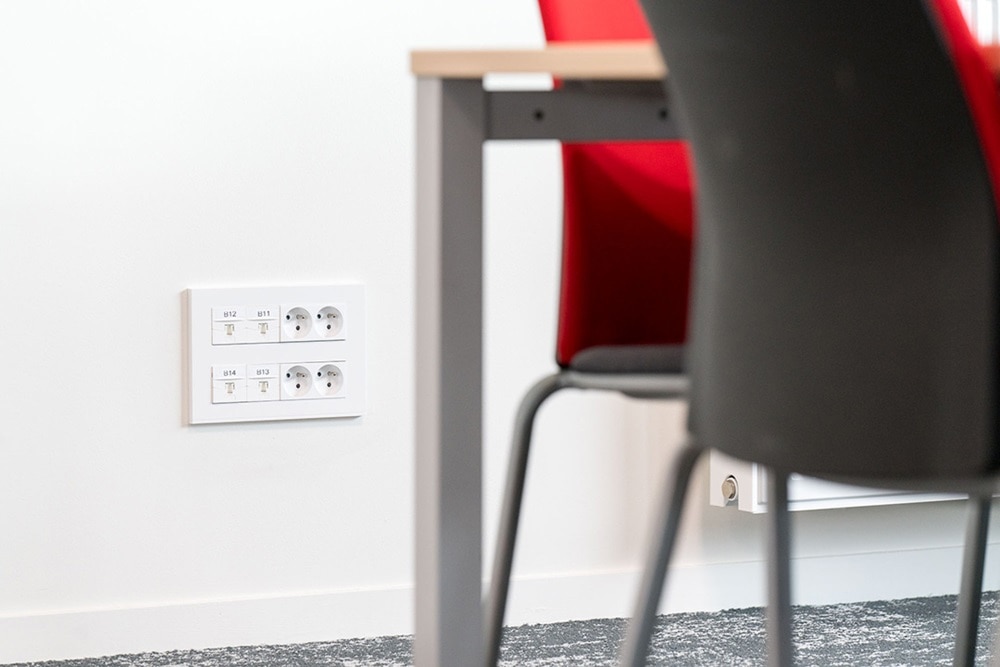 hager gallery, appareillage tertiaire, prise goulotte, prise colonne, prise usb