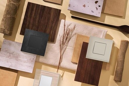 Moodboard appareillage mural gallery de Hager, interrupteur sur plaque ardoise WXP7002, interrupteur et plaque sable WXP1302 et interrupteur pure sur plaque placage bois WXP3502