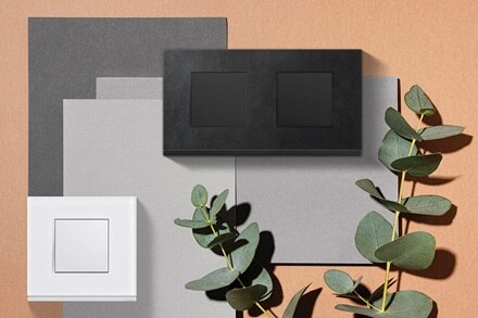 Moodboard appareillage mural gallery de Hager, double interrupteur sur plaque ardoise WXP702, et interrupteur pure sur plaque verre blanc WXP4002
