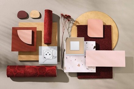 Moodboard appareillage mural gallery de Hager, prise  2P+T affleurante et USB-C sur plaque marbre blanc WXP7102, et interrupteur pure sur plaque placage bronze WXP3002