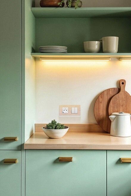 double interrupteur pure et prise affleurante USB-C sur plaque double placage bois gallery de Hager dans une cuisine dans les tons vert sauge très pâle