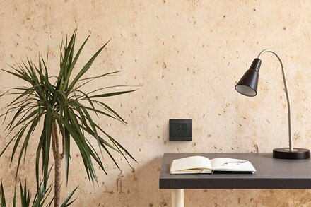 prise affleurante night et plaque ardoise gallery de Hager dans un bureau