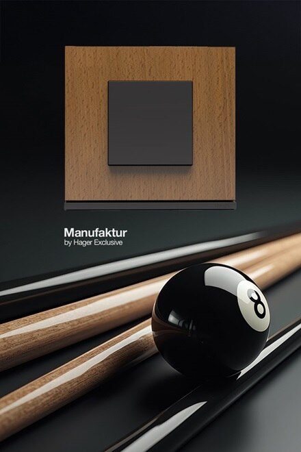 Interrupteur gallery personnalisé par Manufaktur by Hager Exclusive, motif bois d'érable dans l'ambiance feutrée d'un billard, la bille noire posée sur les queues en bois