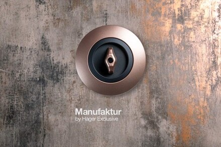 Interrupteur 1930 personnalisé par Manufaktur by Hager Exclusive, plaque et bouton rose gold, enjoliveur noir mat