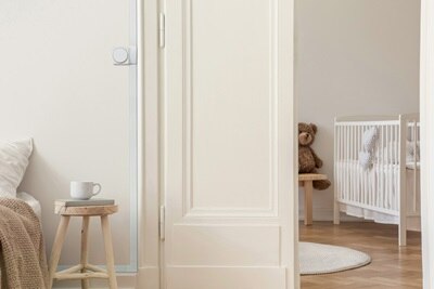 Chambre d'enfant équipée de goulotte et d'interrupteurs ateha de Hager.