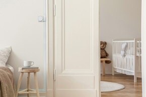 Chambre d'enfant équipée de goulotte et d'interrupteurs ateha de Hager.