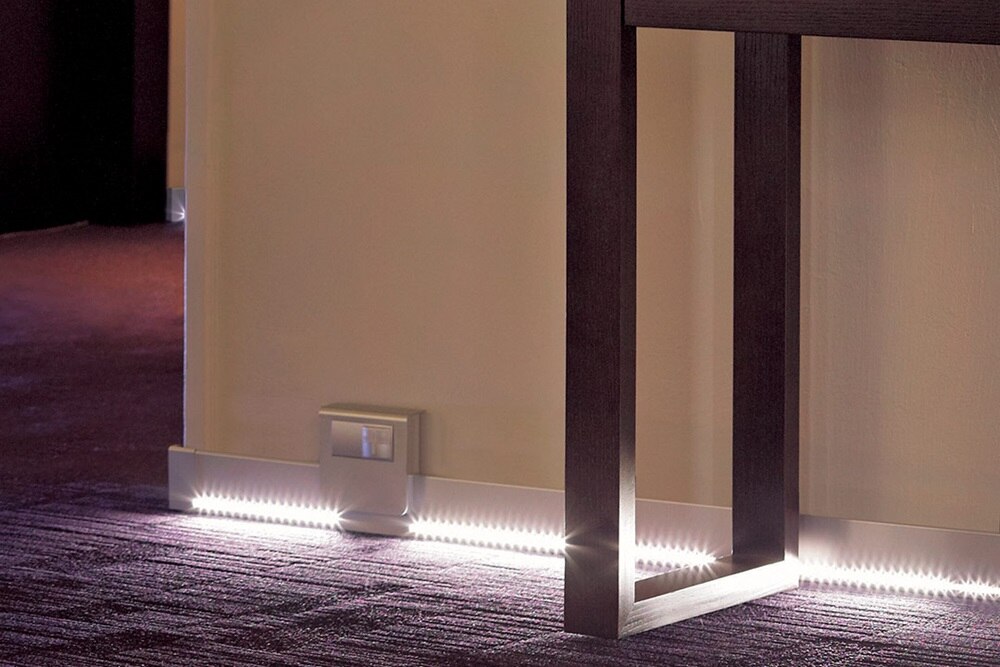 plinthe SL speciale LED dans couloir, plinthe électrique Hager