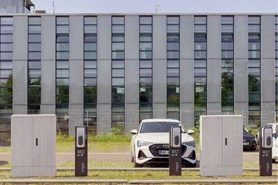 2 armoires KVS installées devant un immeuble d'entreprises pour la gestion d'un parc de bornes de recharge