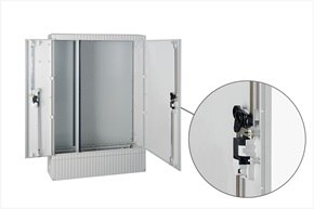 Les portes des armoires KVS sont équipées d'une fermeture 3 points pour empêcher l’effraction et empêcher l’accès à l’armoire