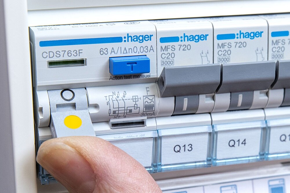 Interrupteur différentiel avec disjoncteurs modulaires dans un tableau Hager