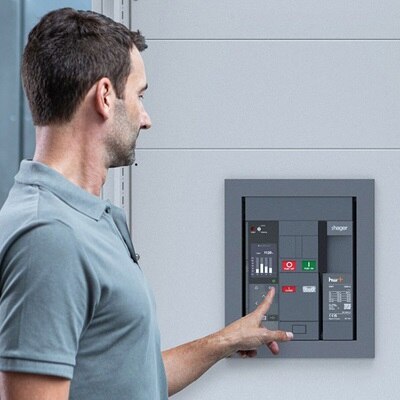 homme appuyant sur un bouton de l’ACB hw+ de Hager