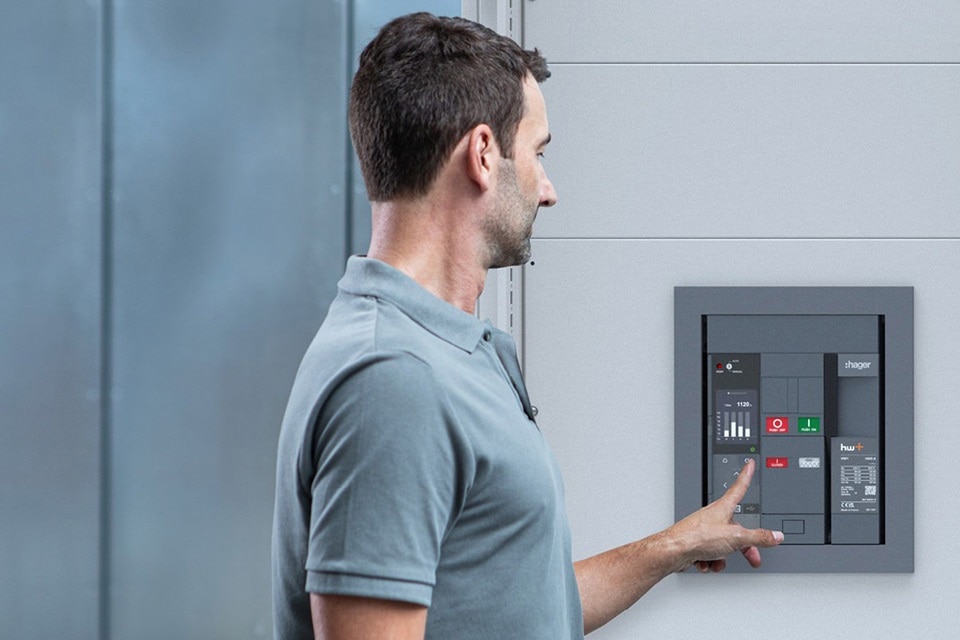 homme appuyant sur un bouton de l’ACB hw+ de Hager