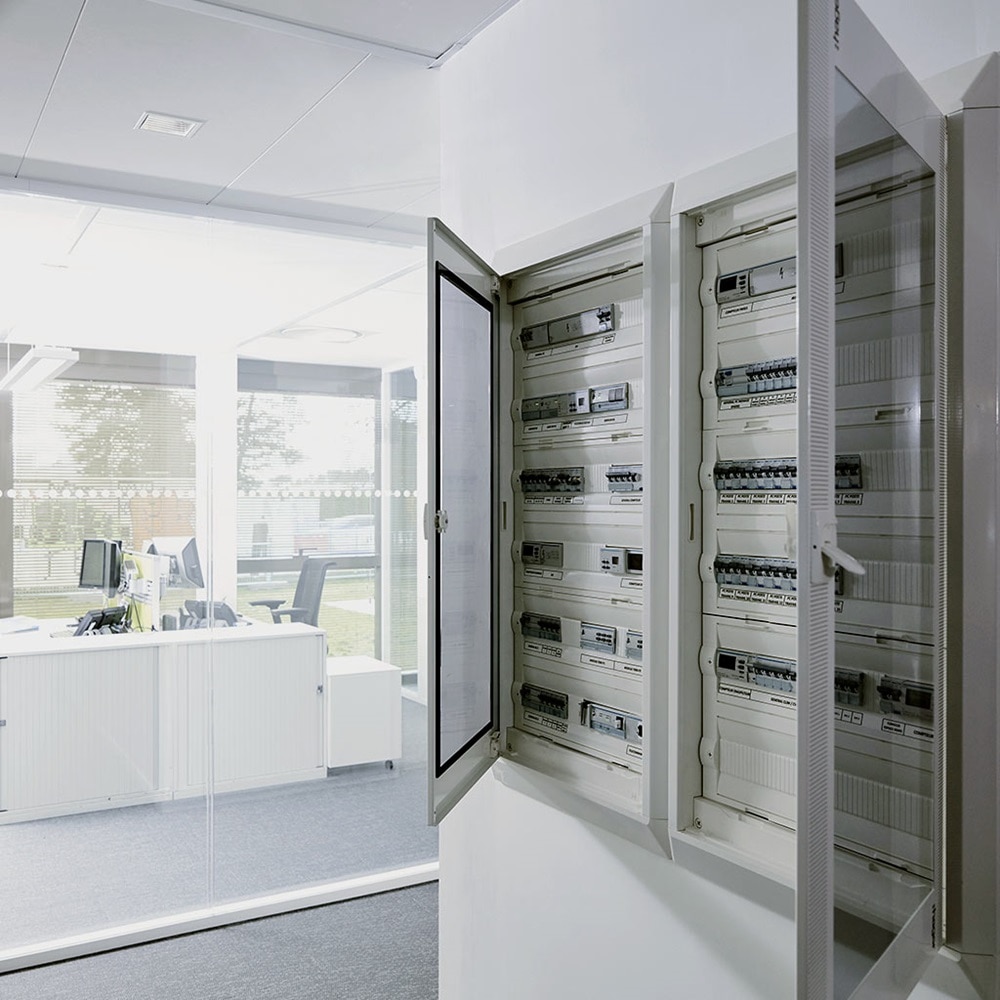 armoire tertiaire pour la distribution électrique et la gestion de l'énergie dans un bureau