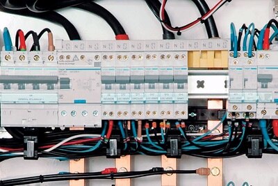 des protections tertiaires ﻿flexibles, câblage d'une armoire Hager