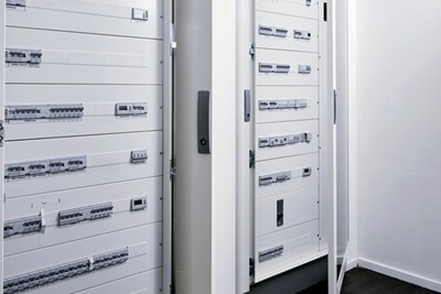 Armoire quadro5 de Hager installée dans une 'entreprise