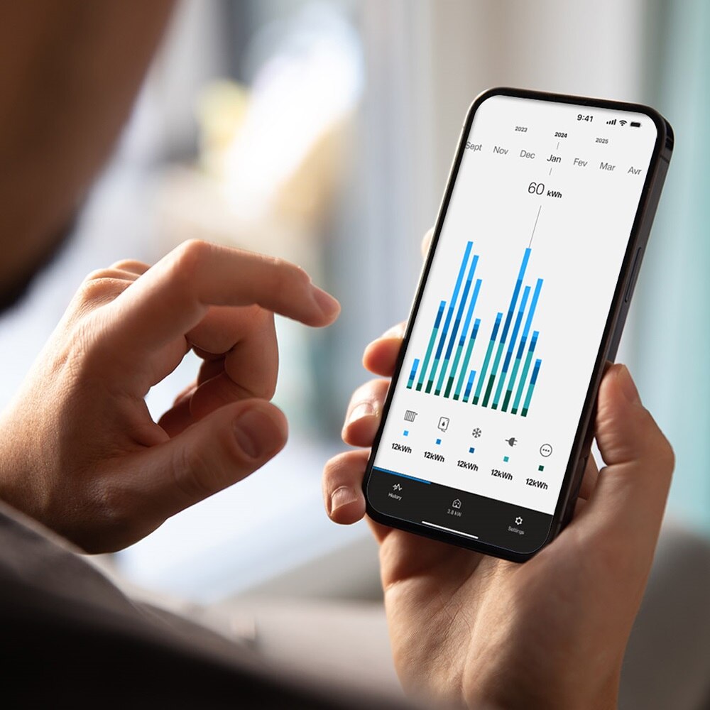 Homme utilisant l'application Hager Wattview qui permet de gérer la consommation de son installation électrique