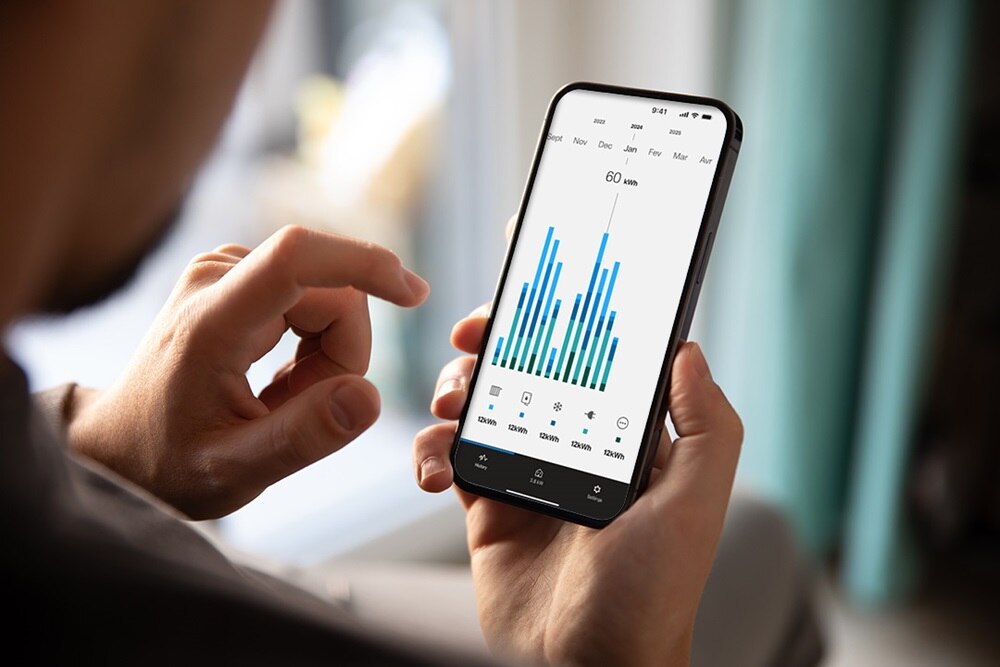 Homme utilisant l'application Hager Wattview qui permet de gérer la consommation de son installation électrique
