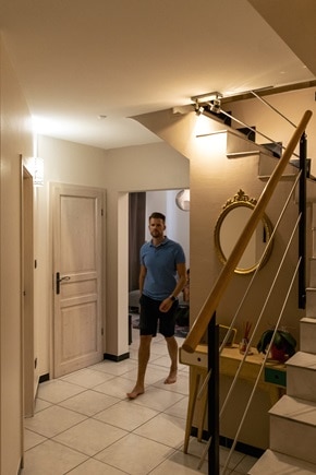 Offrez du confort à vos clients particuliers avec les détecteurs de passage Hager