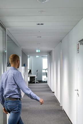 Les détecteurs de passage ou de présence aident à optimiser la consommation d'énergie dans le tertiaire