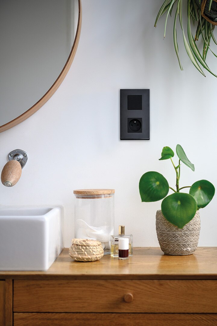 Commandes murales noires intégrées dans un intérieur aménagé