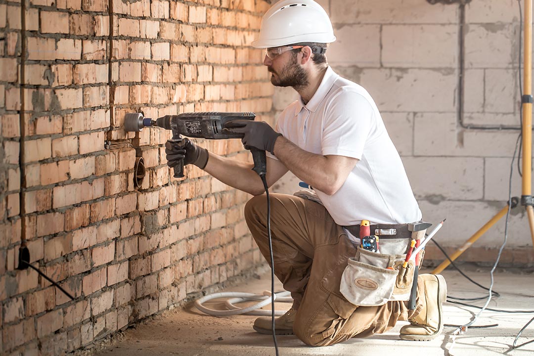 Préparation des cheminements dans un mur lors d’une rénovation
