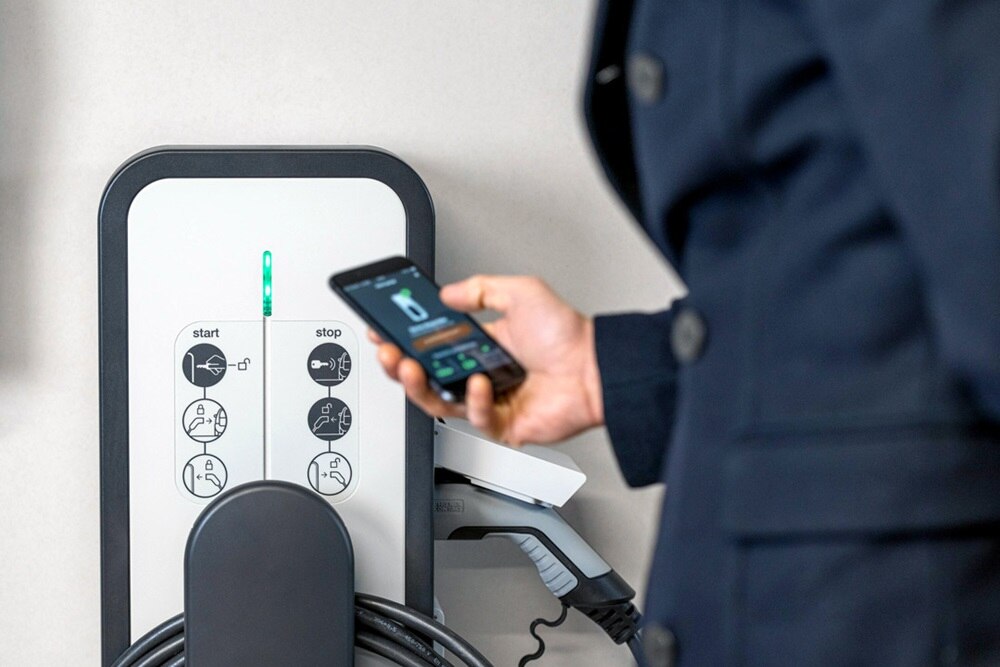 Borne witty de Hager connectée grâce aux cartes de communication Wi-Fi ou ethernet. Connectez vos clients à leur borne grâce à l'application Hager witty.