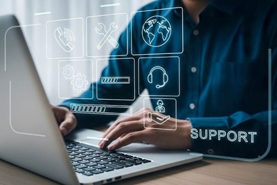 Homme du CET de Hager devant un ordinateur pour aider les électriciens par téléphone