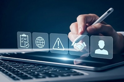 Assistance du CET de Hager devant un ordinateur effectuant la préparation des prérequis afin d'aider les électriciens par téléphone