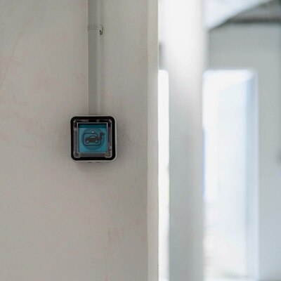 appareillage mural cubyko de Hager, prise witty dans un sous-sol aux murs blancs