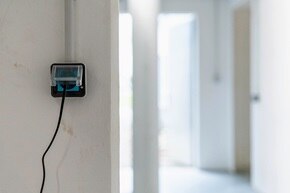 appareillage mural cubyko de Hager, prise witty dans un sous-sol aux murs blancs